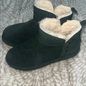 BearPaw Chic Green Suede Ankle Boots with Fur Lining